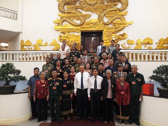Đoàn đại biểu Người có công với cách mạng tỉnh Kon Tum ra thăm Thủ đô Hà Nội viếng Lăng Bác. 
